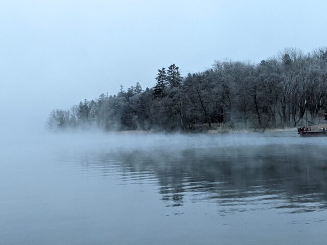 早朝の阿寒湖の毛嵐